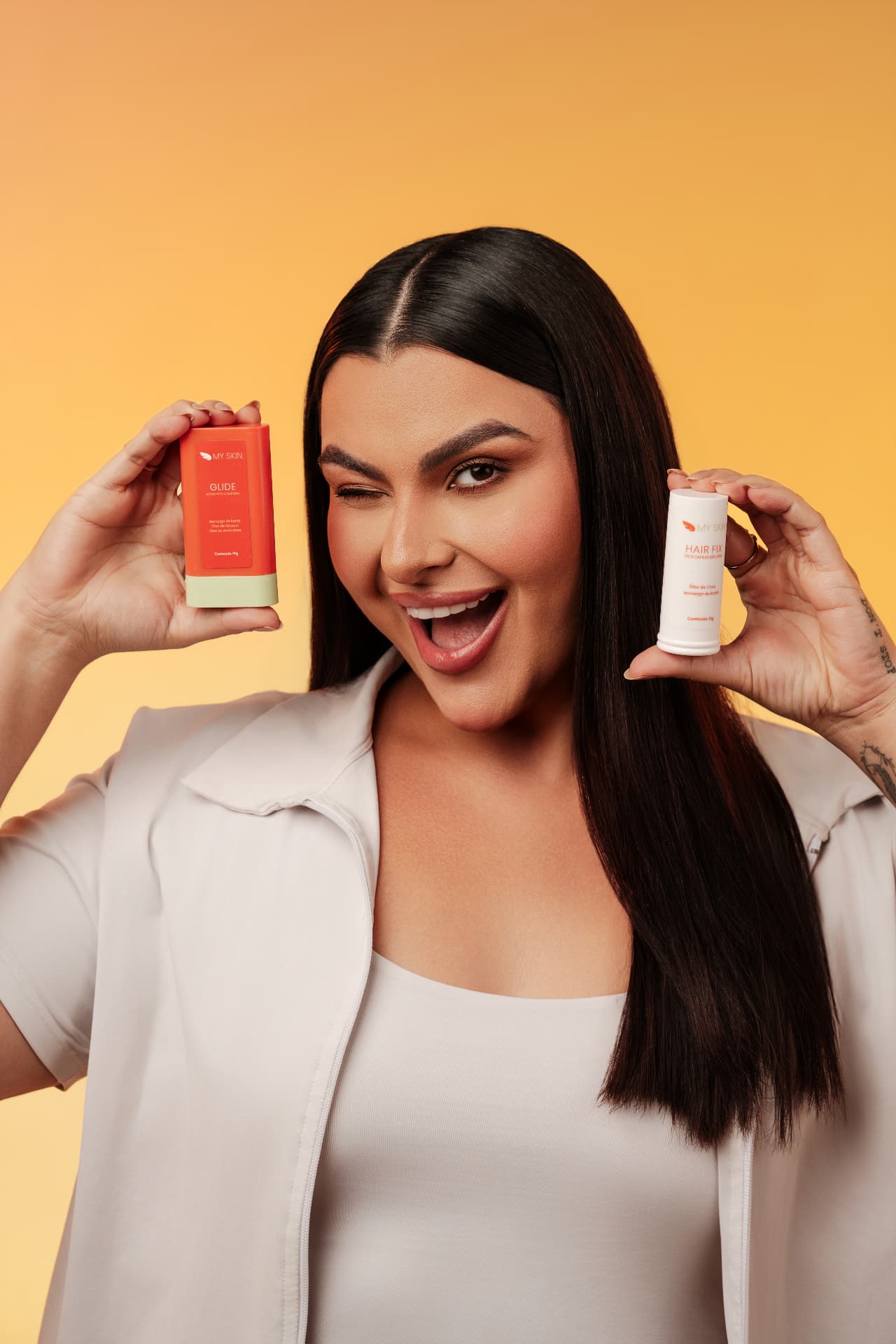 Mulher apresentando os produtos GLIDE e HAIR FIX da MY SKIN